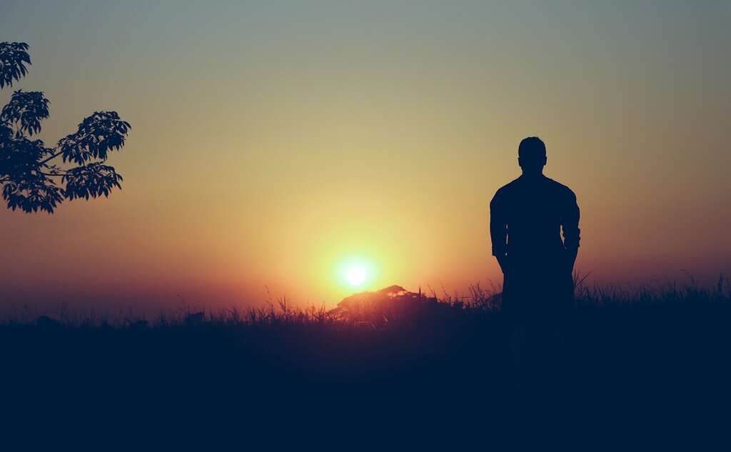 Bilde: Silhuett av mann i solnedgang