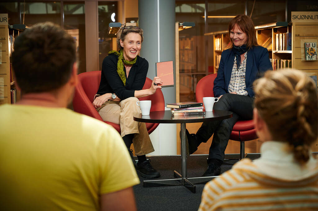 Bibliotekar som snakker med publikum. Foto: Christian Wangberg.