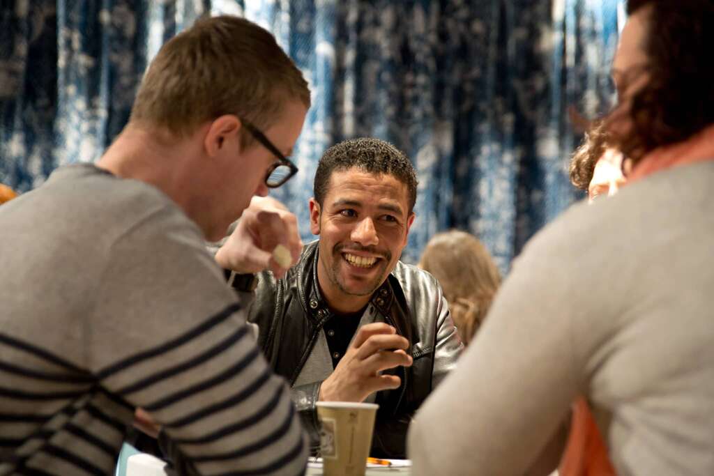 Bilde: Mennesker på kafe. Foto Kristin Aafløy Opdan