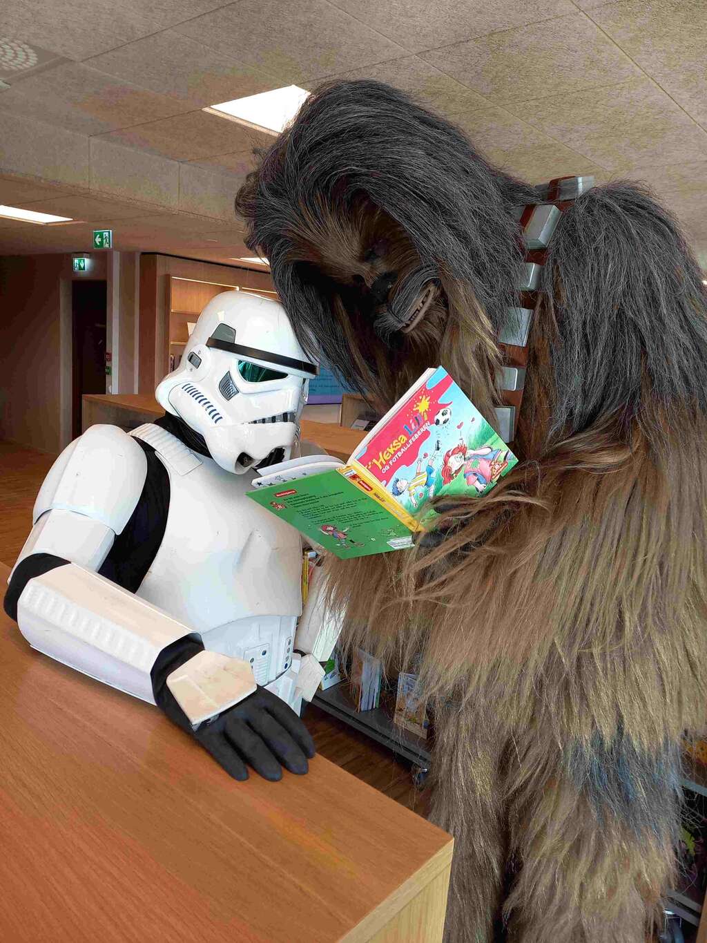 Bilde: Bilde av Chewbacca og Storm Trooper i biblioteket. Foto: Alice Nordli